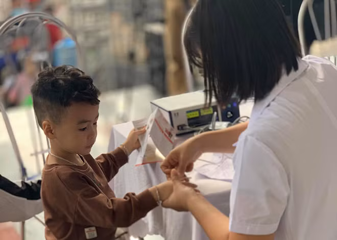 Một số hình ảnh khám sàng lọc tim miễn phí cho trẻ em bị bệnh tim bẩm sinh ngày 7/11 tại Viện Y học Hải quân tại Hải Phòng