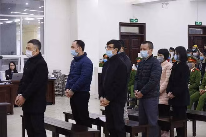 Bị cáo Lê Xuân Giang (hàng đầu và đồng phạm).