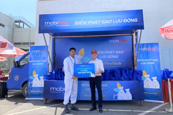 Đại diện MobiFone trao tặng quà cho đại diện Công đoàn Công ty TNHH Terumo Việt Nam Đại diện MobiFone trao tặng quà cho đại diện Công đoàn Công ty TNHH Terumo Việt Nam