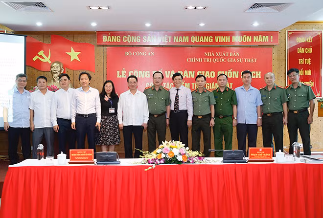 Các đại biểu dự buổi lễ.