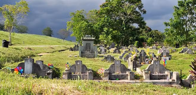 Bốn đứa trẻ được chôn cất vào ngày 7-1-1979 tại Nghĩa trang Choa Chu Kang, Singapore cùng với những món đồ mà các em yêu thích. Bốn đứa trẻ được chôn cất vào ngày 7-1-1979 tại Nghĩa trang Choa Chu Kang, Singapore cùng với những món đồ mà các em yêu thích.