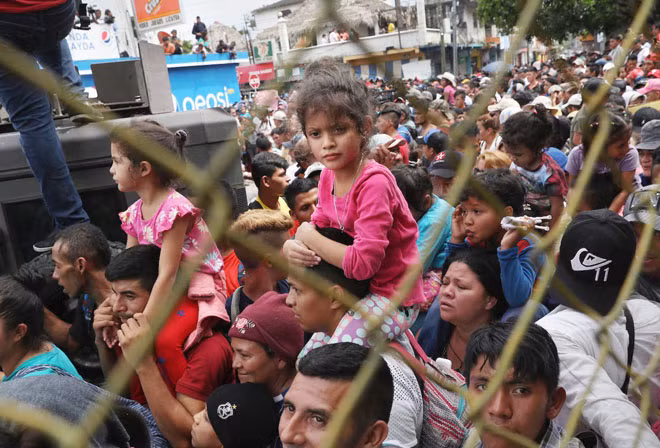 Người dân Honduras trốn khỏi nghèo đói và bạo lực chiếm số lượng lớn trong "đoàn caravan" người di cư ước tính từ 7.000-8.000 người đang di chuyển qua Mexico với hy vọng đặt chân đến nước Mỹ, nơi được cho là “thiên đường” của người nhập cư.