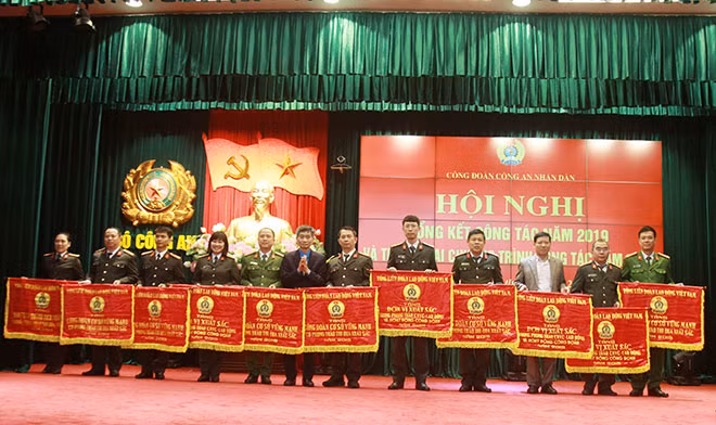 Đồng chí Trần Văn Thuật trao Cờ Thi đua xuất sắc của Tổng Liên đoàn Lao động Việt Nam cho các tập thể Công đoàn cơ sở.