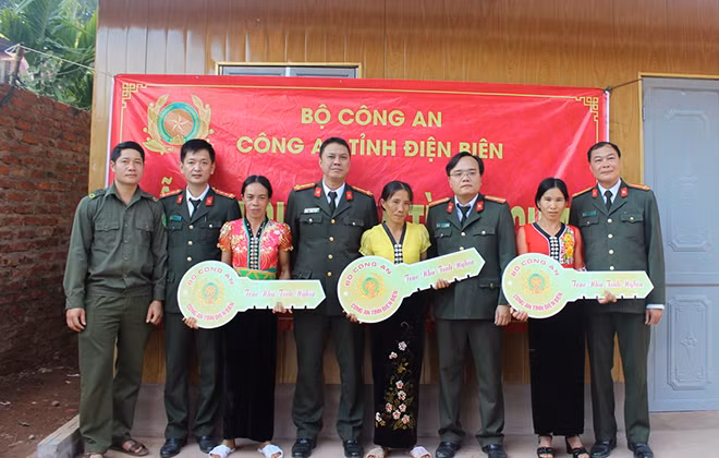 Trao tặng căn nhà tình nghĩa làm theo phương châm 3 cứng : mái cứng, tường cứng và nền cứng cho bà con dân tộc ở Mường Nhé. ảnh: Thu Trang