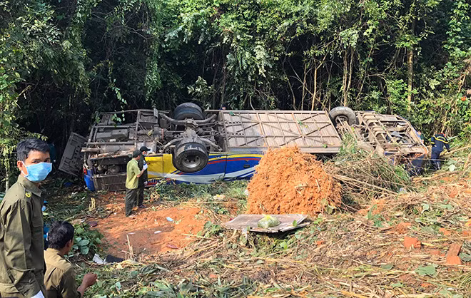 Xe khách lao xuống vực sâu khoảng 30m và lật úp.
