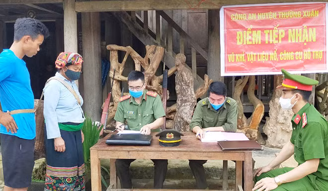 Công an xã Tân Thành, huyện Thường Xuân, Thanh Hóa tuyên truyền, vận động người dân giao nộp hàng chục khẩu súng tự chế.