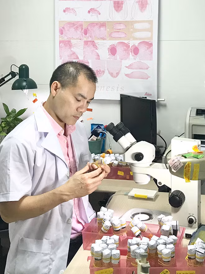 TS. Nguyễn Trọng Tuệ trong phòng nghiên cứu
