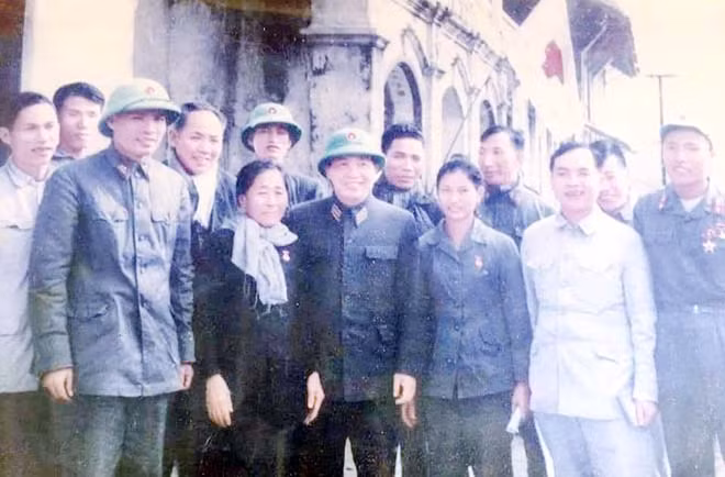 Mẹ Suốt (thứ 4 từ trái sang) cùng Đại tướng Võ Nguyên Giáp và các đại biểu dự Hội nghị Anh hùng, chiến sĩ thi đua năm 1966 ở Hà Nội.