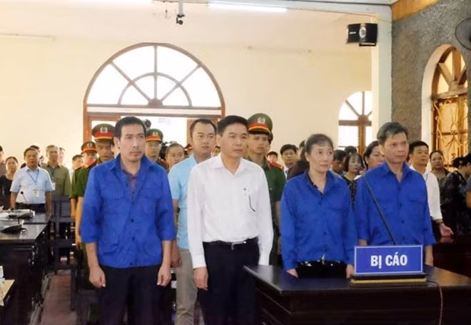 Các bị cáo trong vụ gian lận điểm thi ở tỉnh Sơn La.