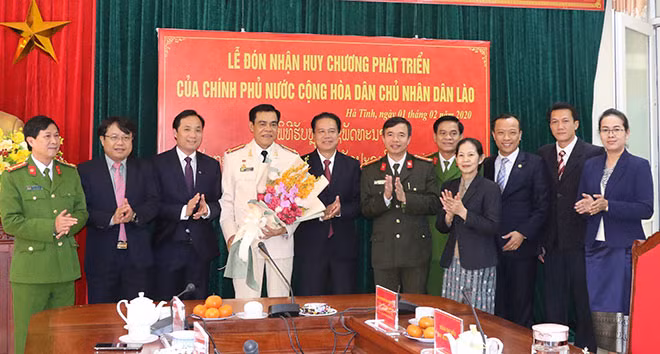 Lãnh đạo hai tỉnh chụp ảnh lưu niệm.