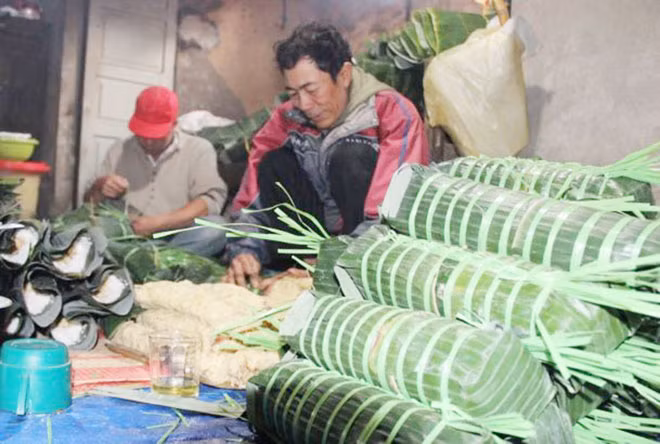 Người dân làng An Truyền (Thừa Thiên-Huế) làm bánh chưng, bánh tét phục vụ thị trường Tết.