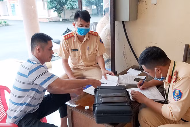Tài xế Nguyễn Ngọc Anh Tuấn đang làm việc với cơ quan chức năng.