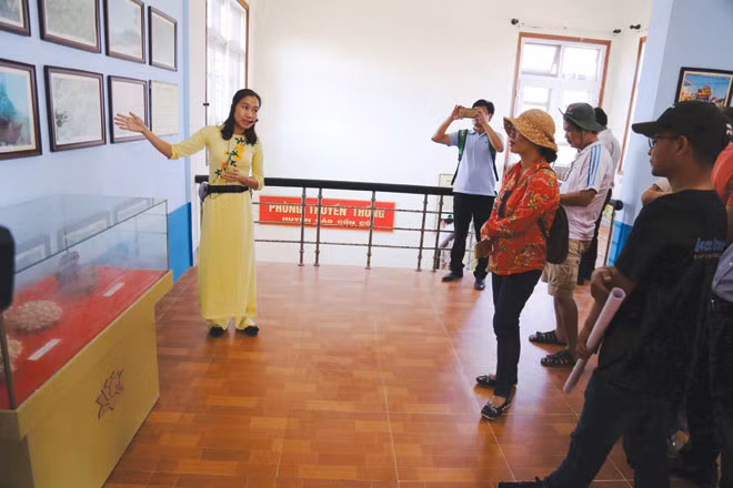 Du khách tham quan Nhà truyền thống Cồn Cỏ.