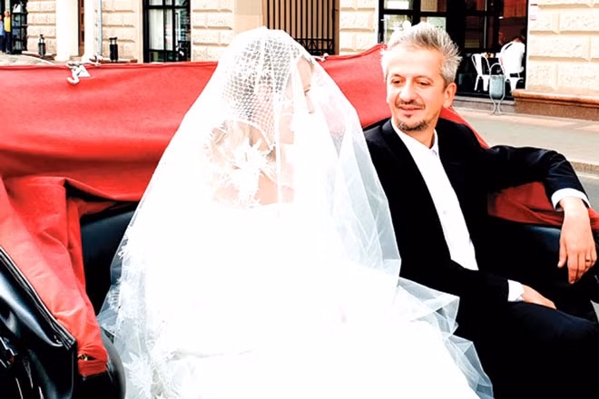 Ksenya Sobchak và Konstantin Bogomolov trên xe hoa.