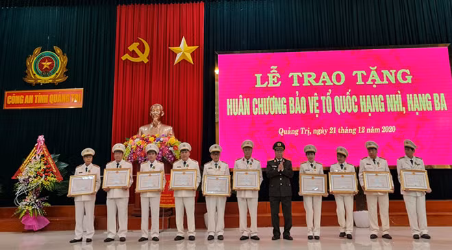 Thừa ủy quyền của Chủ tịch nước, Thứ trưởng Bùi Văn Nam trao Huân chương Bảo vệ Tổ quốc hạng Ba cho 10 cá nhân Công an Quảng Trị.