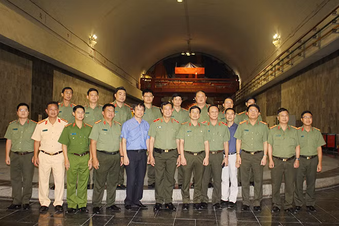 Đồng chí Thứ trưởng cùng đoàn thăm Nhà máy Thủy điện Hòa Bình.
