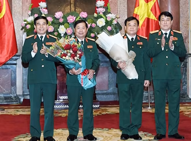 Đại tướng Lương Cường và Thượng tướng Phan Văn Giang chúc mừng Thượng tướng Hoàng Xuân Chiến và Thượng tướng Lê Huy Vịnh.