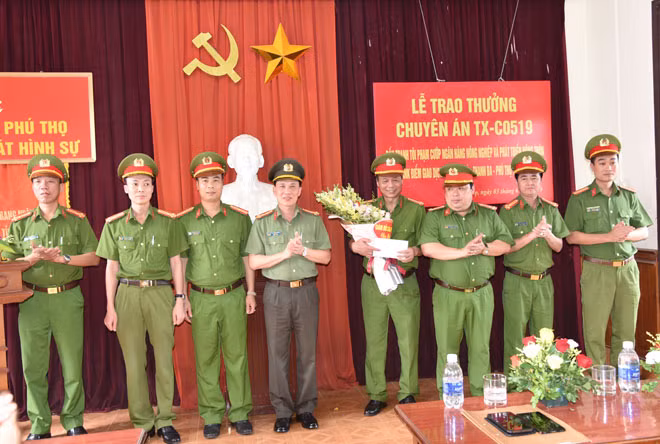 Đại tá Phạm Trường Giang - Giám đốc Công an tỉnh Phú Thọ - trao phần thưởng cho cán bộ chiến sĩ phòng Cảnh sát hình sự trong chuyên án TX-C0519.