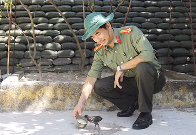 Trung tá - nhà văn Nguyễn Thế Hùng trong một chuyến công tác tại Trường Sa. Trung tá - nhà văn Nguyễn Thế Hùng trong một chuyến công tác tại Trường Sa.