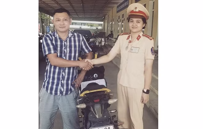 Anh Phạm Văn Hải nhận lại chiếc xe bị mất cắp 4 năm trước.
