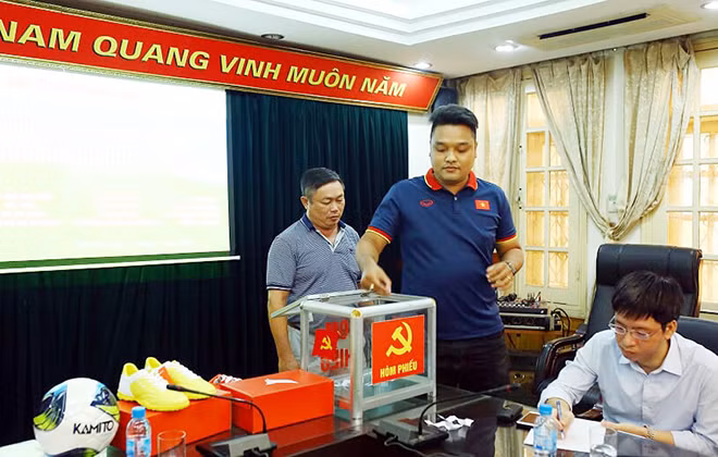 Đội bóng Thông tấn xã Việt Nam bốc thăm. Ảnh: Chiến Thắng.