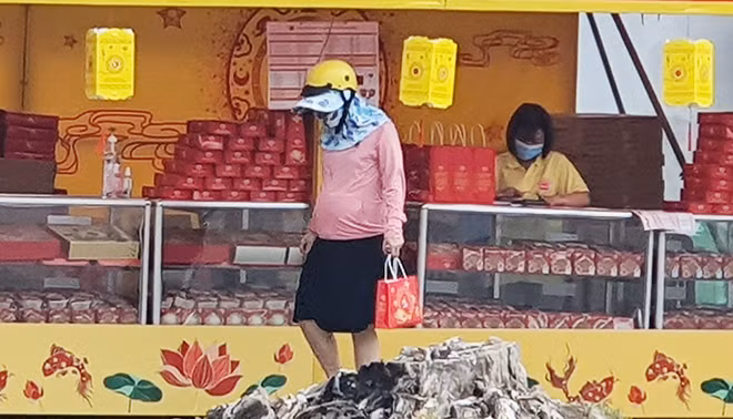 Do khó khăn bởi dịch bệnh COVID-19 nên rất ít người Đà Nẵng mua bánh Trung thu.