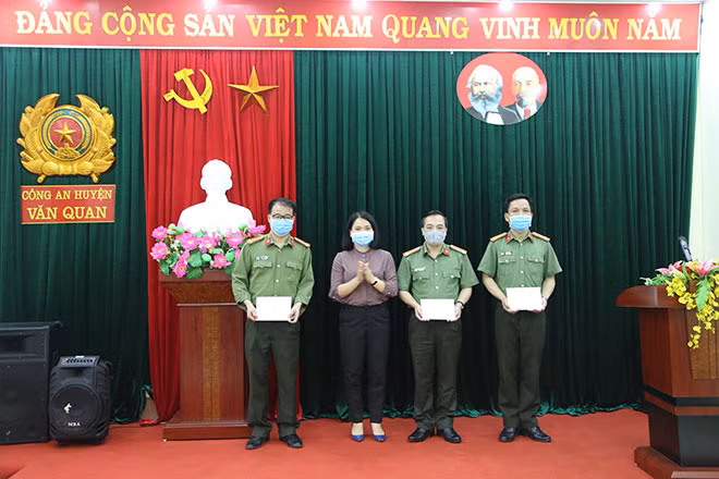 Lãnh đạo UBND huyện Văn Quan thưởng nóng cho 3 đơn vị tham gia phá án.