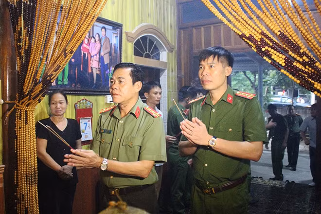 Đại tá Võ Trọng Hải - Giám đốc Công an tỉnh và Đại tá Cao Minh Huyền – Phó Giám đốc Công an tỉnh thắp nén tâm nhang trước anh linh Đại úy Sầm Quốc Nghĩa.