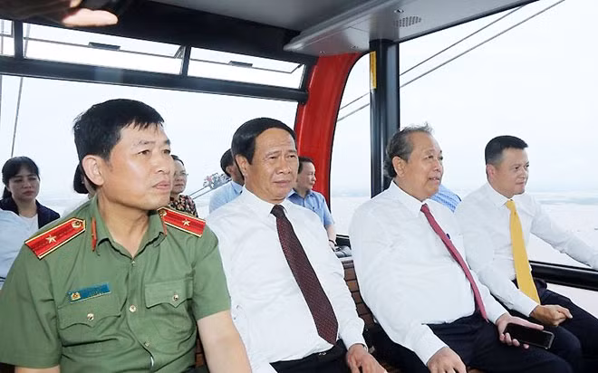 Phó Thủ tướng cùng đại biểu trải nghiệm cáp treo có trụ cao nhất thế giới