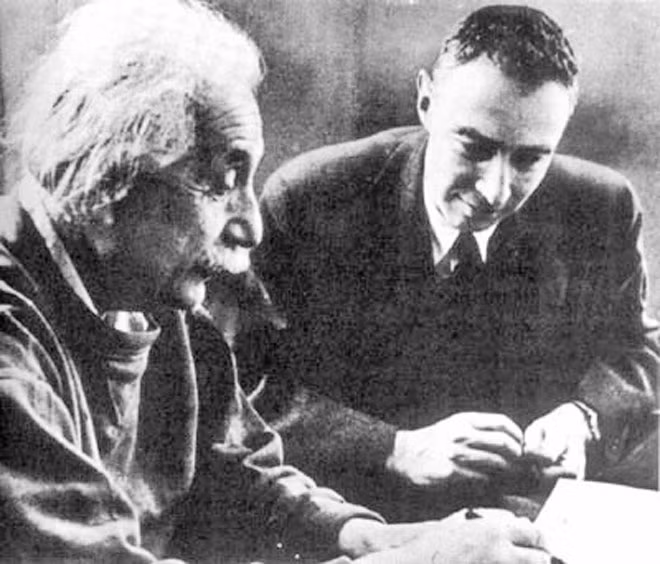 Nhà bác học A.Einstein (trái) và Robert Oppenheimer.