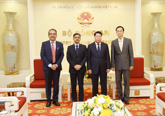 Thứ trưởng Bùi Văn Nam, Đại sứ Pranay Verma và các đại biểu.