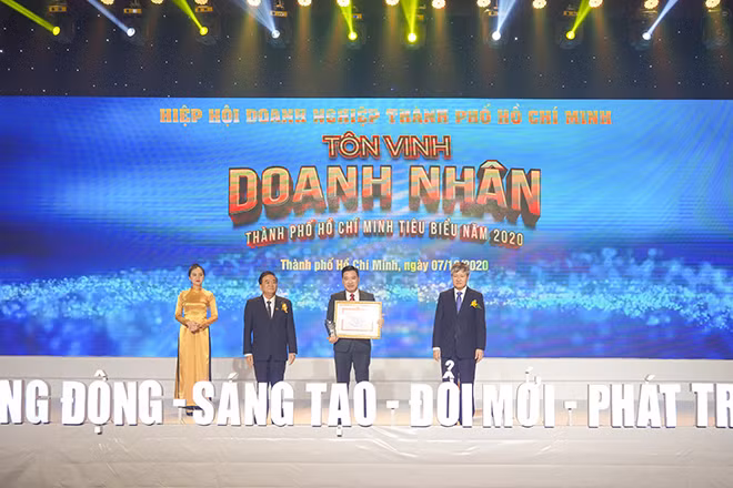 Ông Nguyễn Đình Trung - Chủ tịch Tập đoàn Hưng Thịnh nhận cúp và bằng khen giải thưởng Doanh nhân TP.HCM tiêu biểu năm 2020 từ ông Võ Tân Thành - Phó Chủ tịch VCCI kiêm Giám đốc VCCI chi nhánh TP.HCM và ông Nguyễn Xuân Hàn - Phó Chủ tịch Hiệp hội Doanh nghiệp TP.HCM