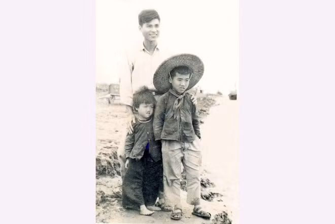 Nhà thơ Trần Đăng Khoa (ngoài cùng bên phải) thời nhỏ. Nhà thơ Trần Đăng Khoa (ngoài cùng bên phải) thời nhỏ.