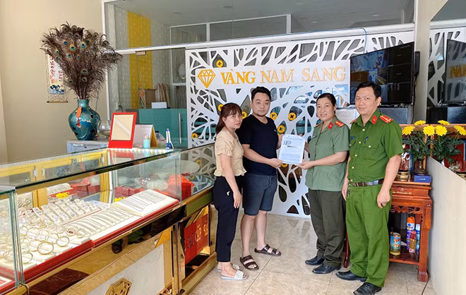 Công an quận Thủ Đức trao tặng tài liệu tuyên truyền cho chủ một tiệm vàng. Công an quận Thủ Đức trao tặng tài liệu tuyên truyền cho chủ một tiệm vàng.