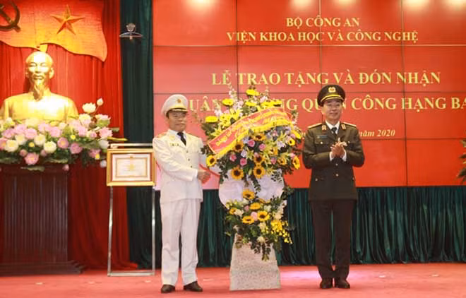 Thứ trưởng Trần Quốc Tỏ trao lẵng hoa chúc mừng Viện KH&CN.