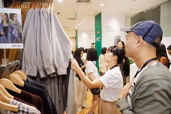 Đông đảo khách hàng trẻ mua sắm hàng thời trang ngoại nhập.