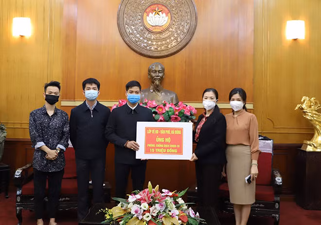 Phó Chủ tịch UBTƯ MTTQ Việt Nam Trương Thị Ngọc Ánh tiếp nhận ủng hộ từ Lớp vẽ HD - Văn phú, Hà Đông.