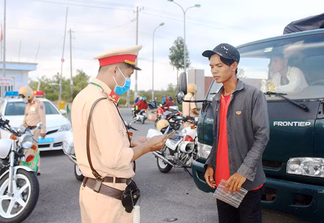 Lực lượng CSGT Công an tỉnh Bạc Liêu tuyên truyền đến người dân về việc chấp hành Luật Giao thông đường bộ. Lực lượng CSGT Công an tỉnh Bạc Liêu tuyên truyền đến người dân về việc chấp hành Luật Giao thông đường bộ.