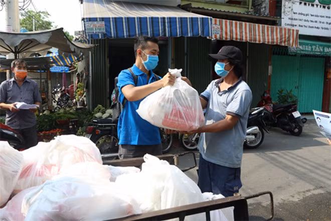 Đi đến từng con ngõ, gõ từng nhà để trao những phần quà đến các gia đình gặp khó khăn ảnh hưởng bởi đại dịch.