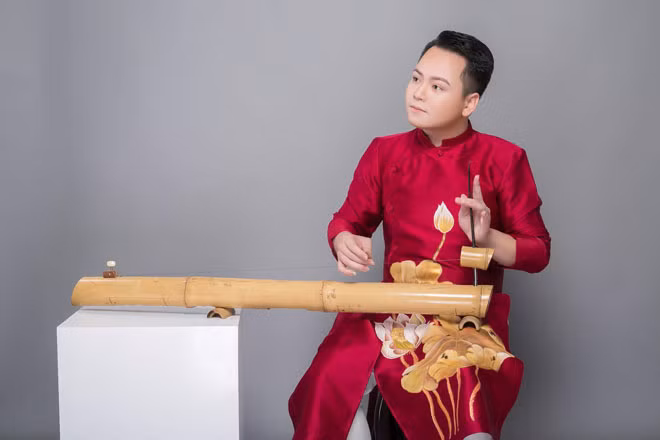 Nghệ sĩ Thanh Phong với cây đàn của mình. Nghệ sĩ Thanh Phong với cây đàn của mình.
