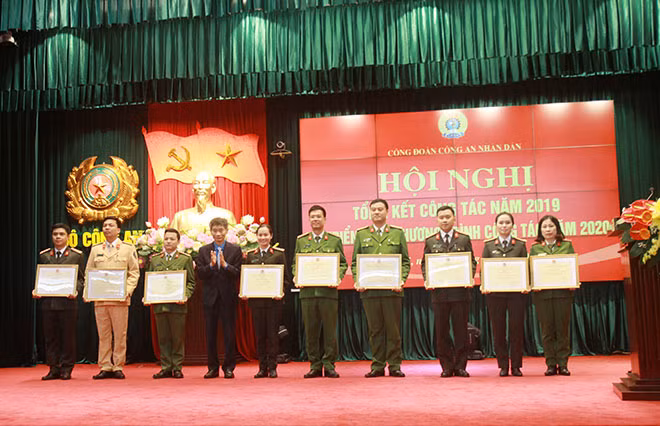 Thượng tá Vũ Mạnh Hà trao Cờ Thi đua xuất sắc của Công đoàn CAND cho các tập thể.