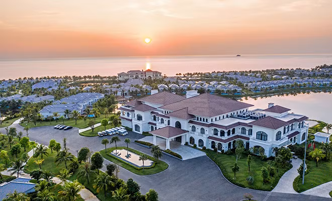 Vinpearl triển khai việc liên kết với các hãng hàng không nội địa để mở các chuyến bay cố định trong nước và quốc tế tới các điểm đến có cơ sở nghỉ dưỡng – vui chơi giải trí tại Nha Trang, Phú Quốc, Đà Nẵng – Nam Hội An.