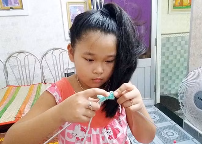 Hình ảnh xúc động của bé Nhã Uyên tự tay đan “tai giả” gửi tặng các y, bác sĩ. Hình ảnh xúc động của bé Nhã Uyên tự tay đan “tai giả” gửi tặng các y, bác sĩ.