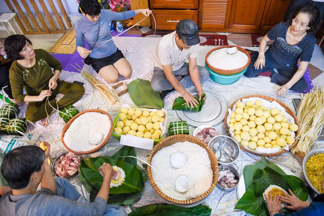 Ngày Tết, cả gia đình thường quây quần gói bánh chưng để giữ gìn văn hóa truyền thống của người Việt. Ngày Tết, cả gia đình thường quây quần gói bánh chưng để giữ gìn văn hóa truyền thống của người Việt.
