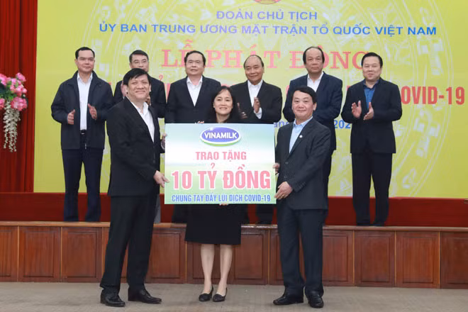 Vào ngày 16/3/2020, Vinamilk đã ủng hộ 10 tỷ đồng mua vật tư thiết bị sinh phẩm y tế phục vụ công tác xét nghiệm, phát hiện nhanh virus corona (SARS-COV-2).