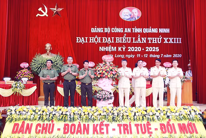 Lãnh đạo Bộ Công an tặng hoa chúc mừng Đại hội.