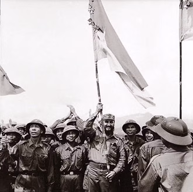 Chủ tịch Cuba Fidel Castro đến thăm vùng giải phóng Quảng Trị năm 1973. Ảnh: TTXVN Chủ tịch Cuba Fidel Castro đến thăm vùng giải phóng Quảng Trị năm 1973. Ảnh: TTXVN