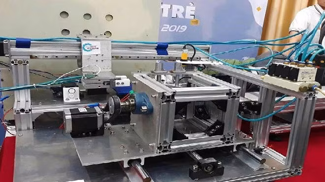 Chiếc máy se tơ sen đầu tiên của Việt Nam (nhân vật cung cấp).