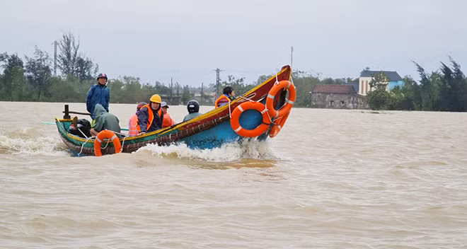 Những chiếc Bơ nan của ngư dân Hải Ninh, Ngư Thủy vào cứu hộ và cứu trợ đồng bào lũ lụt Quảng Bình trong trận lũ vừa qua.