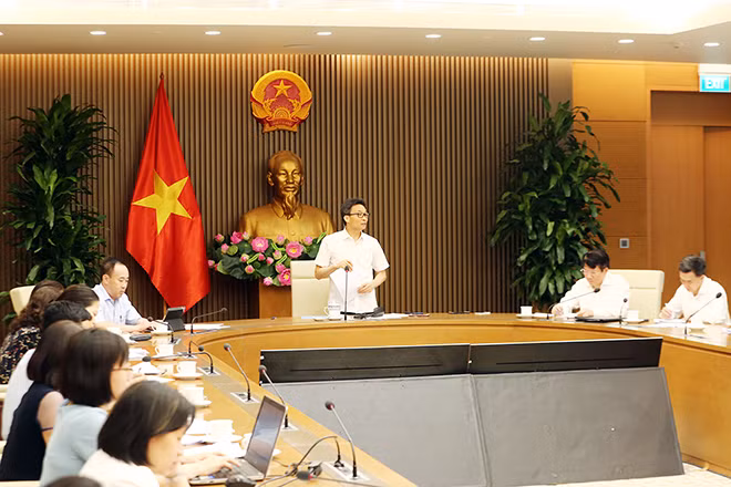 Phó Thủ tướng Vũ Đức Đam chủ trì cuộc họp sáng 23/6 về chính sách, thanh toán từ bảo hiểm y tế (BHYT) đối với thuốc phát minh (biệt dược gốc). Ảnh: VGP/Đình Nam